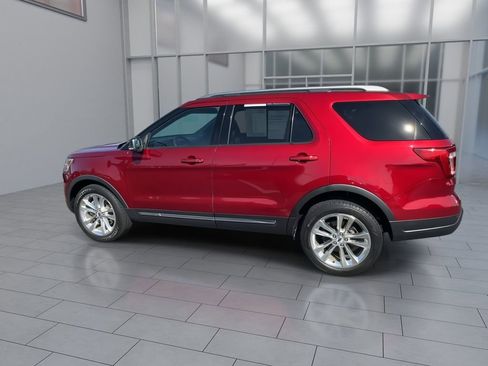 Used 2018 Ford Explorer XLT w/ Equipment Group 202A image 5
