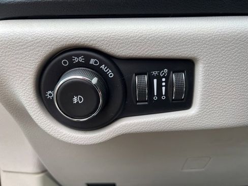 Certified 2018 Chrysler Pacifica Touring-L image 19