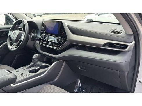 Certified 2025 Toyota Highlander LE FWD image 40