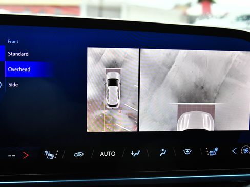 Used 2025 Chevrolet Equinox EV LT w/ Convenience Package image 24