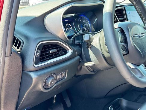 Used 2025 Chrysler Pacifica Select FWD image 10
