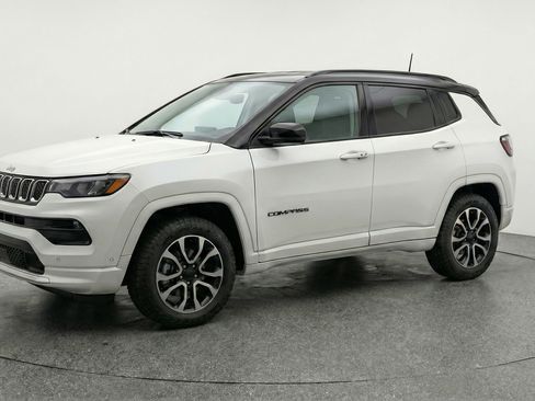 Used 2025 Jeep Compass Trailhawk AWD/4WD image 3