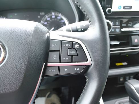 Used 2023 Toyota Highlander XLE AWD/4WD image 21