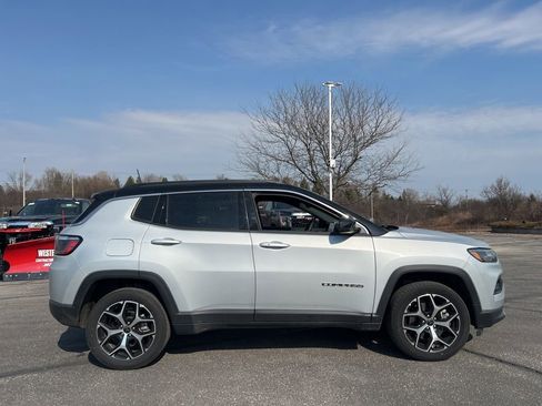 Used 2025 Jeep Compass Limited image 3