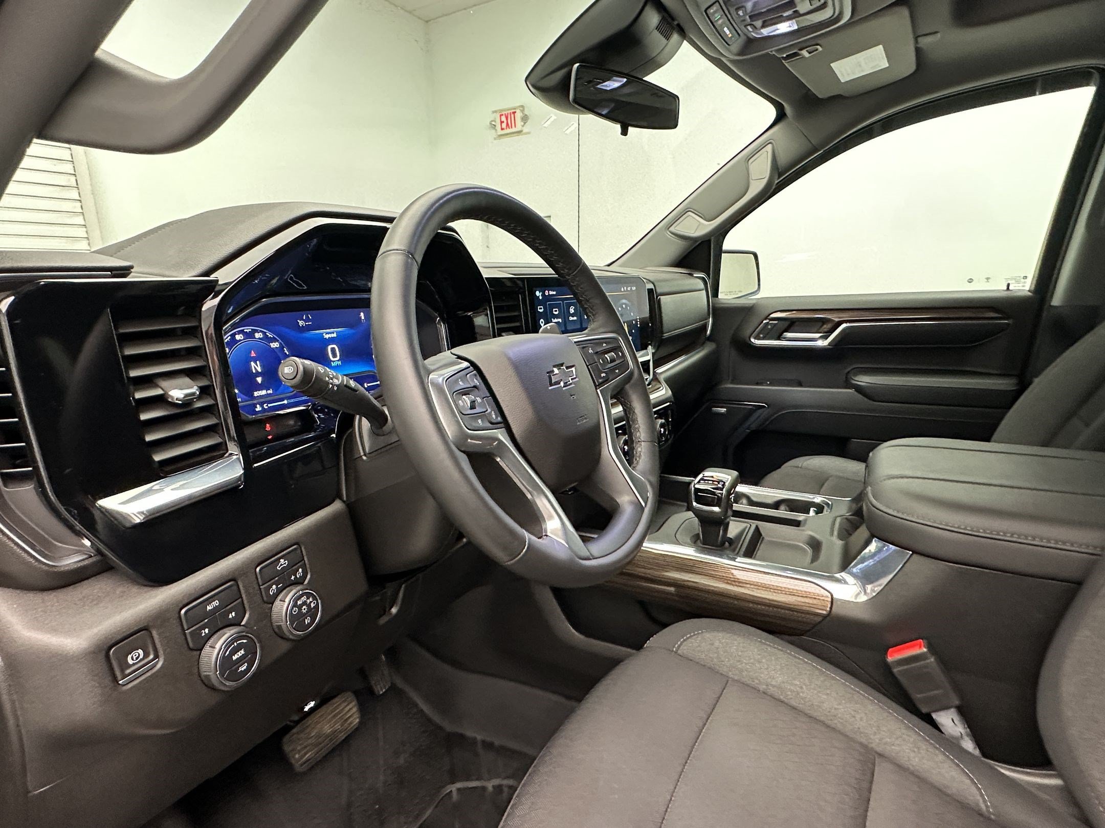 Certified 2024 Chevrolet Silverado 1500 RST w/ Redline Edition AWD/4WD image 4