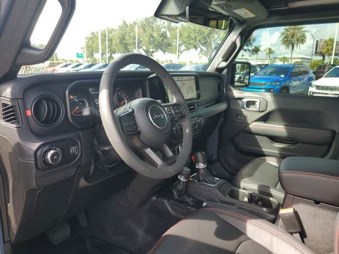 Used 2025 Jeep Wrangler Unlimited Rubicon AWD/4WD image 13