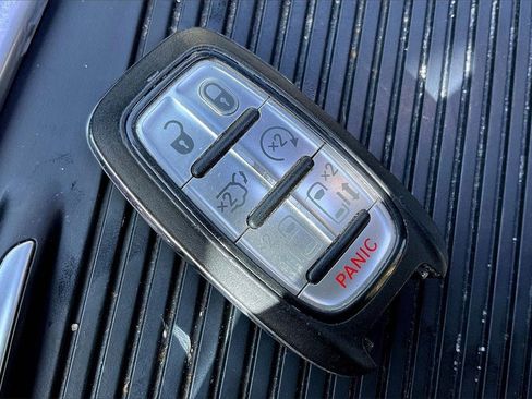 Used 2018 Chrysler Pacifica Limited w/ S Appearance Package image 36