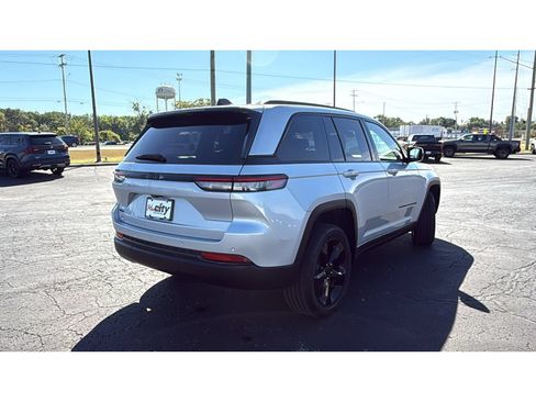 Used 2024 Jeep Grand Cherokee Altitude AWD/4WD image 8