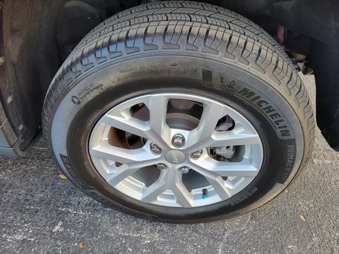 Used 2023 Jeep Grand Cherokee Limited w/ Luxury Tech Group II image 32