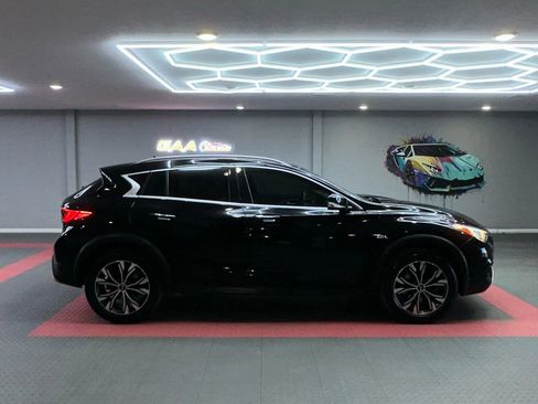 Used 2017 INFINITI QX30 Premium w/ Navigation Package image 7