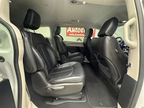 Used 2024 Chrysler Pacifica Select image 12