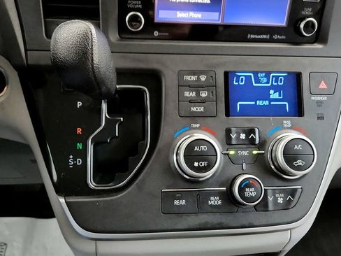 Certified 2020 Toyota Sienna LE w/ LE Preferred Package FWD image 29