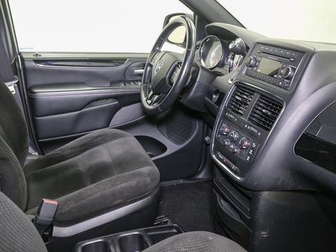 Used 2016 Dodge Grand Caravan SE image 19