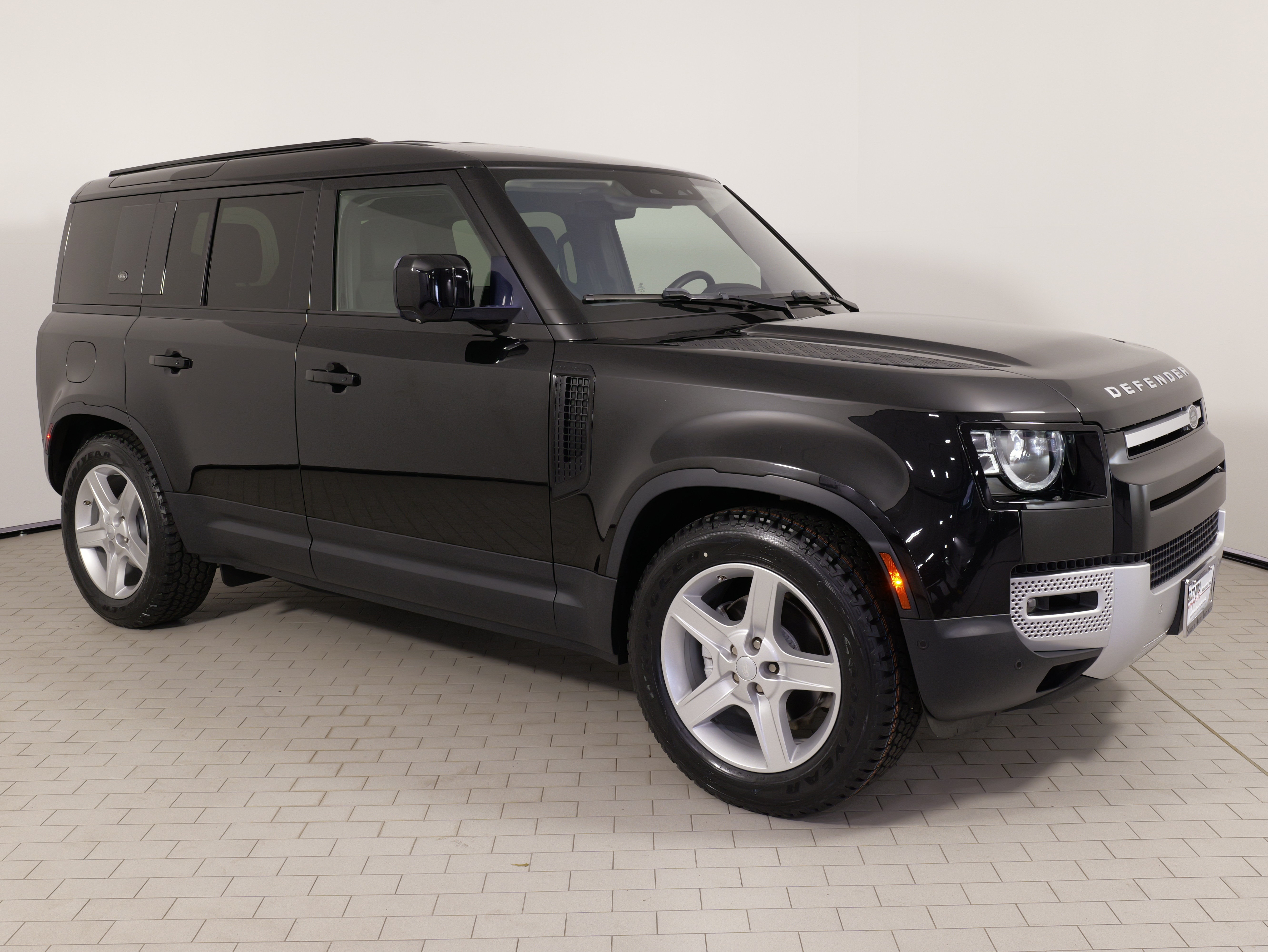 Used 2020 Land Rover Defender 110 SE AWD/4WD image 8