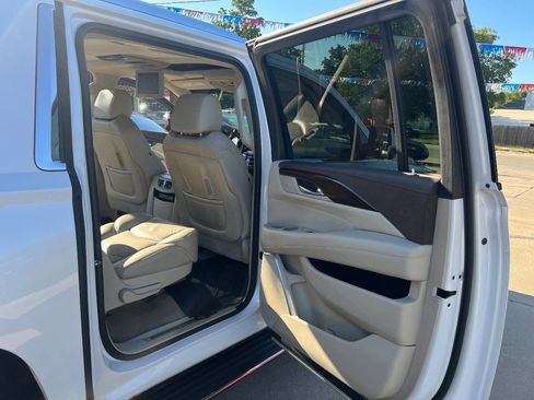 Used 2017 Cadillac Escalade ESV Luxury image 26
