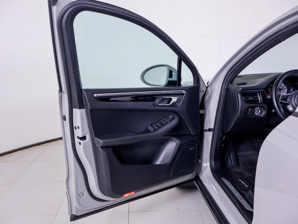 Certified 2021 Porsche Macan S AWD/4WD image 28