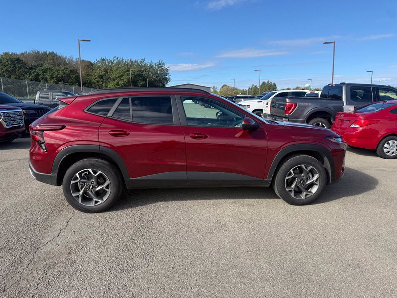 Used 2024 Chevrolet Trax LT w/ Sunroof Package FWD image 13