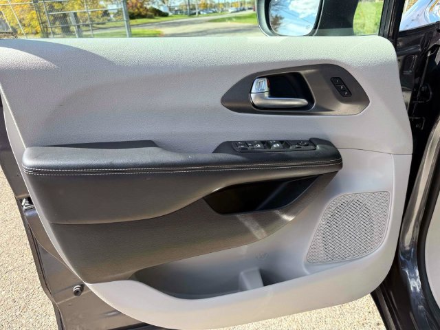 Used 2023 Chrysler Pacifica Touring-L AWD/4WD image 16