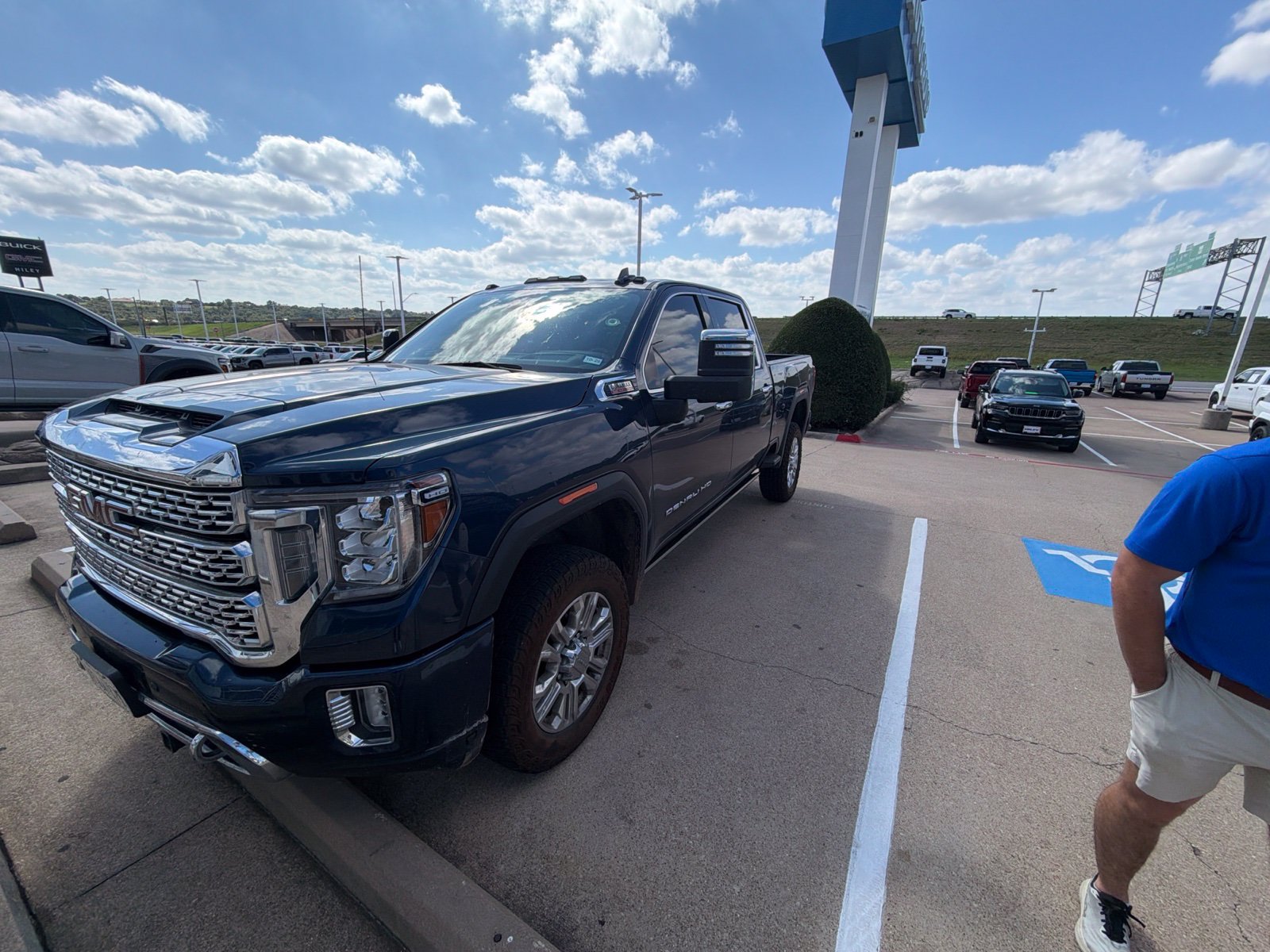Used 2023 GMC Sierra 3500 Denali w/ Denali Ultimate Package AWD/4WD image 4