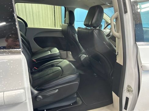 Used 2024 Chrysler Pacifica Limited FWD image 42