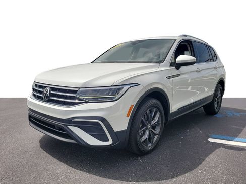 Used 2023 Volkswagen Tiguan SE FWD image 2