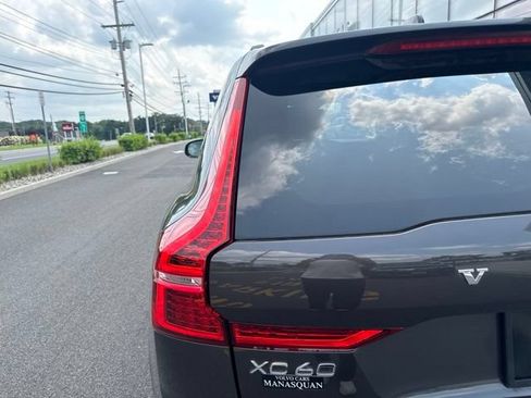 Certified 2022 Volvo XC60 B5 Momentum w/ Advanced Package AWD/4WD image 10