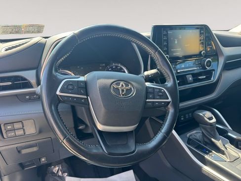 Used 2022 Toyota Highlander XLE AWD/4WD image 12