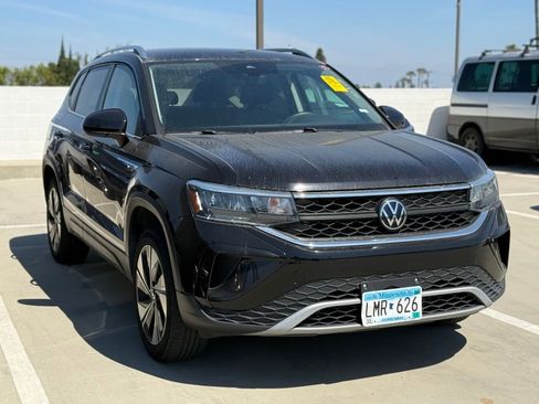 Used 2024 Volkswagen Taos SE image 1