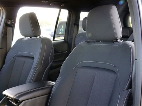 Used 2025 Jeep Grand Cherokee Laredo image 11