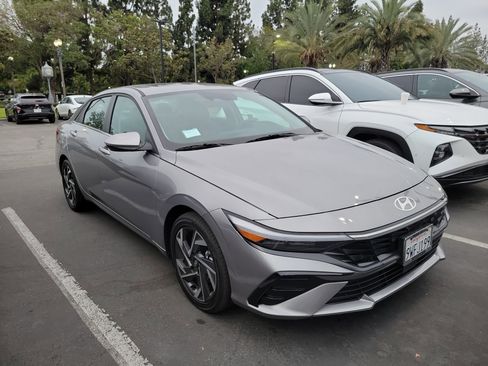 Used 2025 Hyundai Elantra Limited FWD image 3