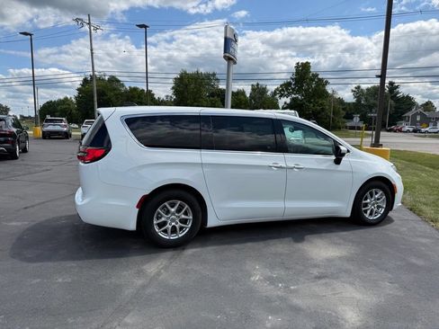Used 2023 Chrysler Pacifica Touring-L FWD image 30