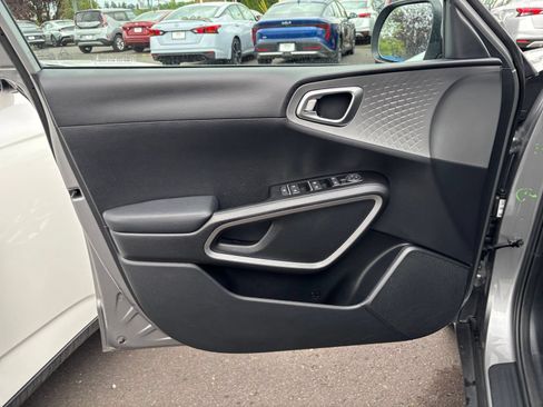 Used 2025 Kia Soul LX w/ LX Technology Package FWD image 18
