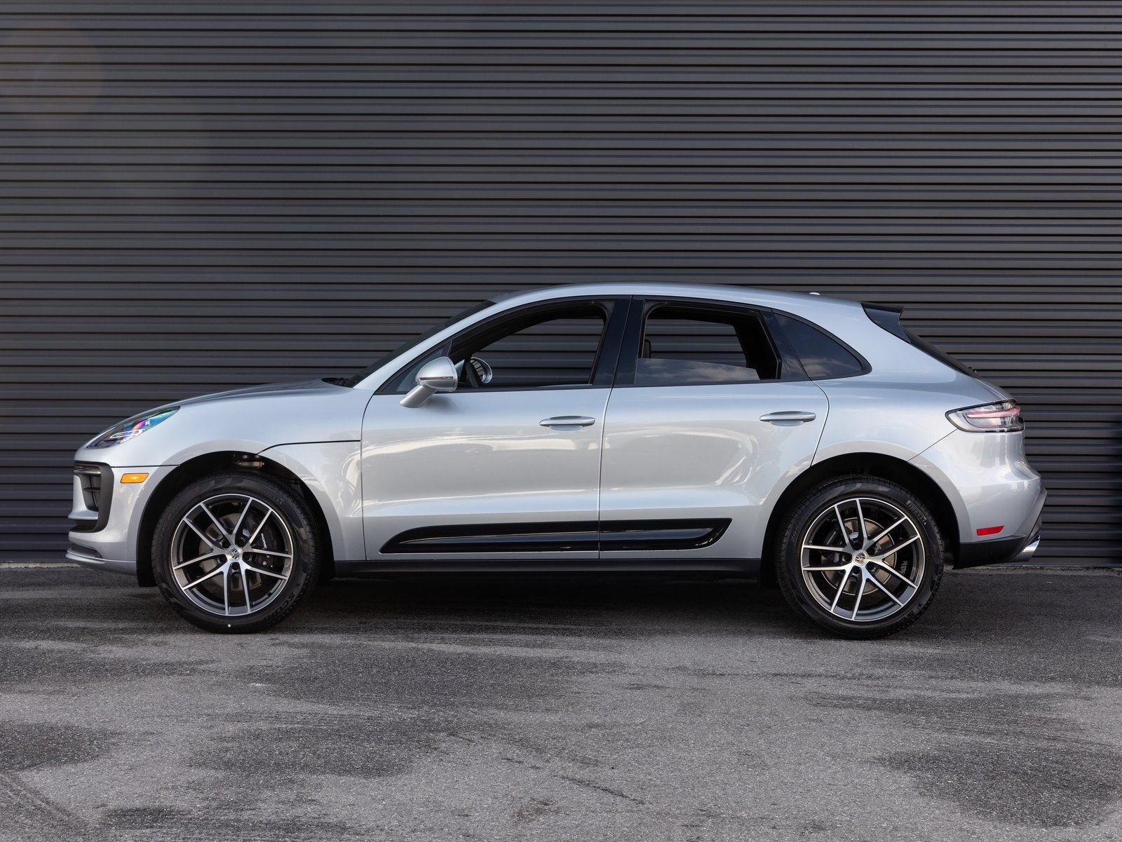 Certified 2026 Porsche Macan AWD/4WD image 2