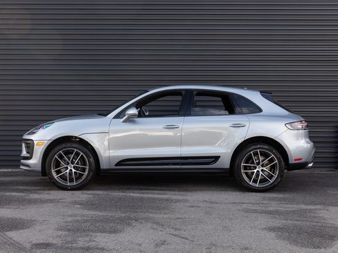 Certified 2026 Porsche Macan AWD/4WD image 2