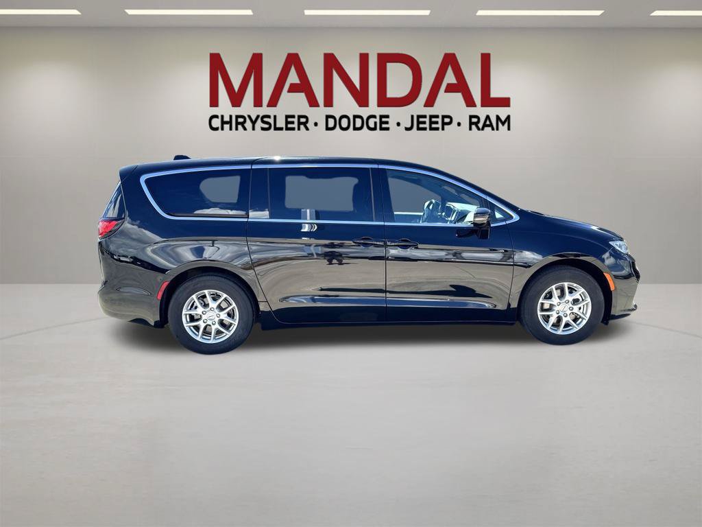 Used 2025 Chrysler Pacifica Select FWD image 4