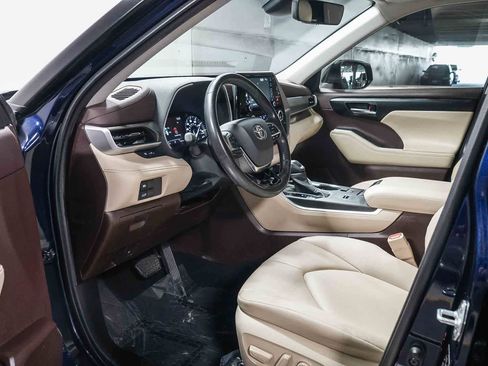 Certified 2020 Toyota Highlander XLE FWD image 19