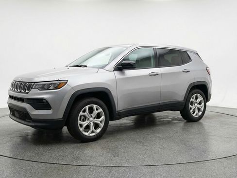 Used 2025 Jeep Compass Latitude image 3