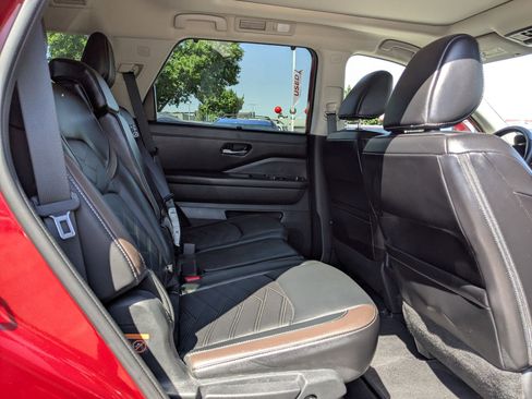 Used 2024 Nissan Pathfinder Platinum w/ Cargo Package image 32