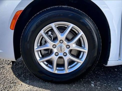 Used 2024 Chrysler Pacifica Touring-L FWD image 8