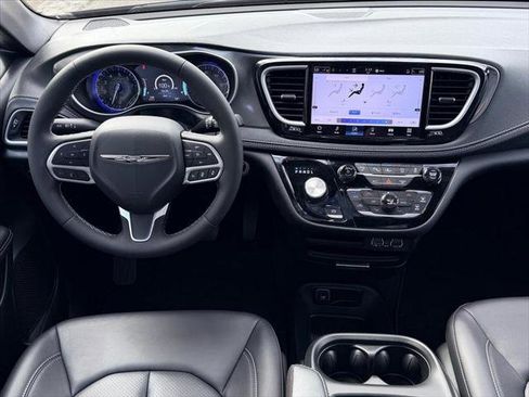 Certified 2025 Chrysler Pacifica Select image 11