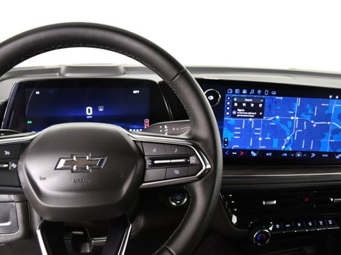 Used 2025 Chevrolet Suburban Z71 image 17