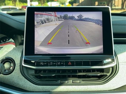 Used 2024 Jeep Compass Latitude image 21