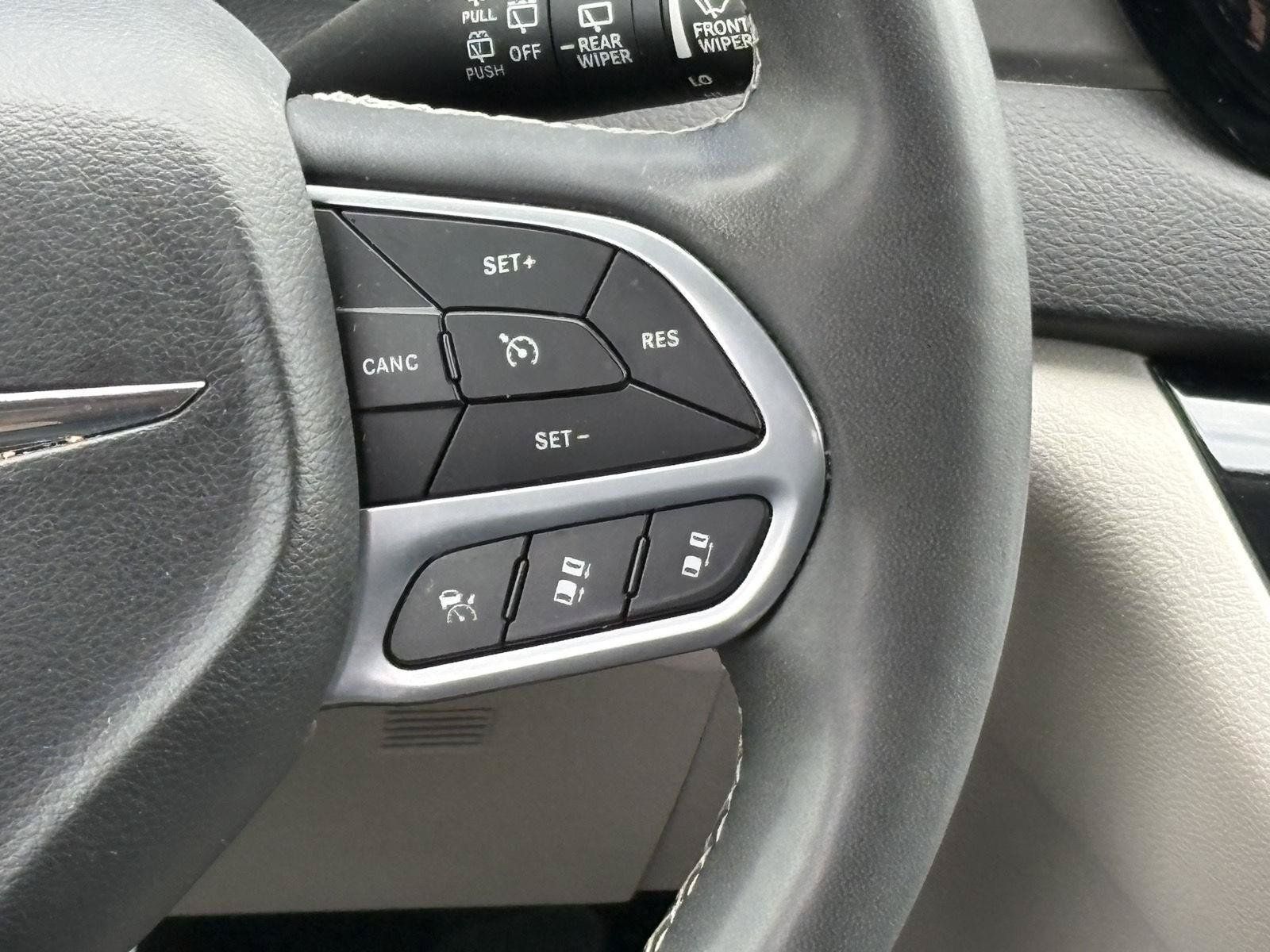 Used 2024 Chrysler Pacifica Touring-L FWD image 12