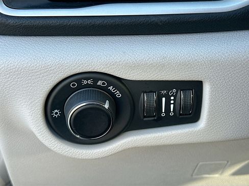 Used 2024 Chrysler Voyager LX image 10