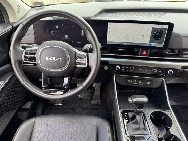 Used 2025 Kia Carnival SX w/ SX Dark Edition Package FWD image 12