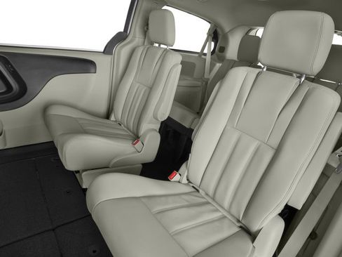 Used 2016 Chrysler Town & Country Touring FWD image 17