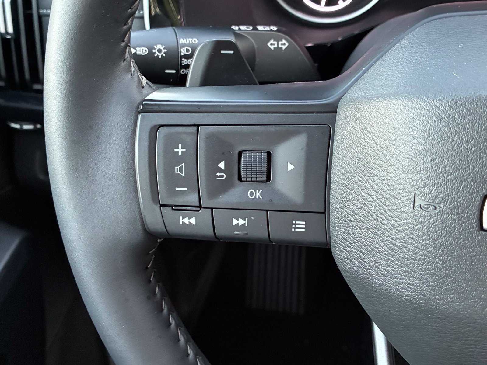 Used 2026 Nissan Pathfinder SV FWD image 26