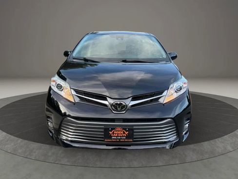 Used 2020 Toyota Sienna XLE image 10