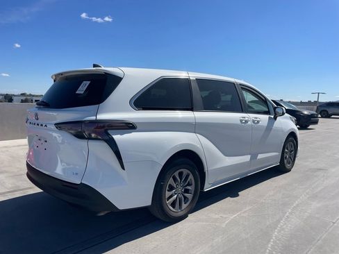 Used 2025 Toyota Sienna LE image 2