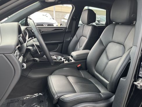 Used 2025 Porsche Macan AWD/4WD image 2